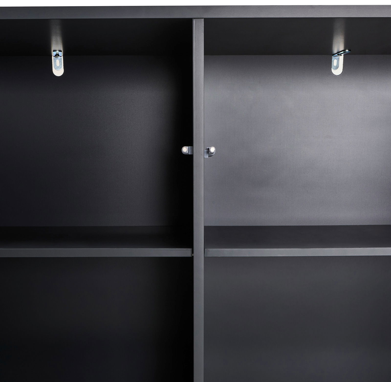 Innenansicht eines schwarzen Highboards mit zwei Regalböden und Metallhaken, frontal betrachtet.