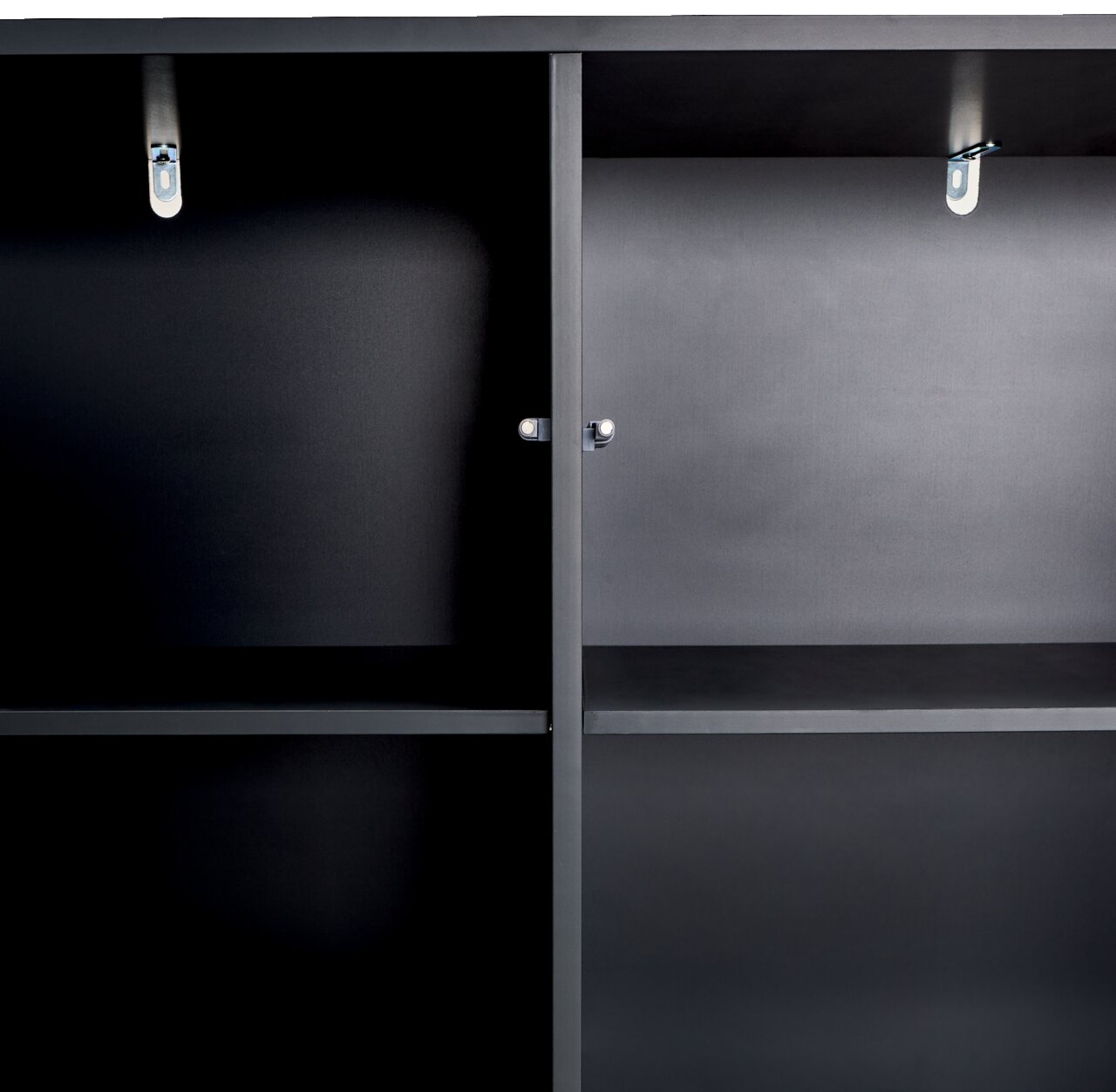 Innenansicht eines schwarzen Highboards mit zwei Regalböden und Metallhaken, frontal betrachtet.