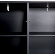 Innenansicht eines schwarzen Highboards mit zwei Regalböden und Metallhaken, frontal betrachtet.