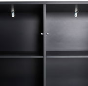 Innenansicht eines schwarzen Highboards mit zwei Regalböden und Metallhaken, frontal betrachtet.