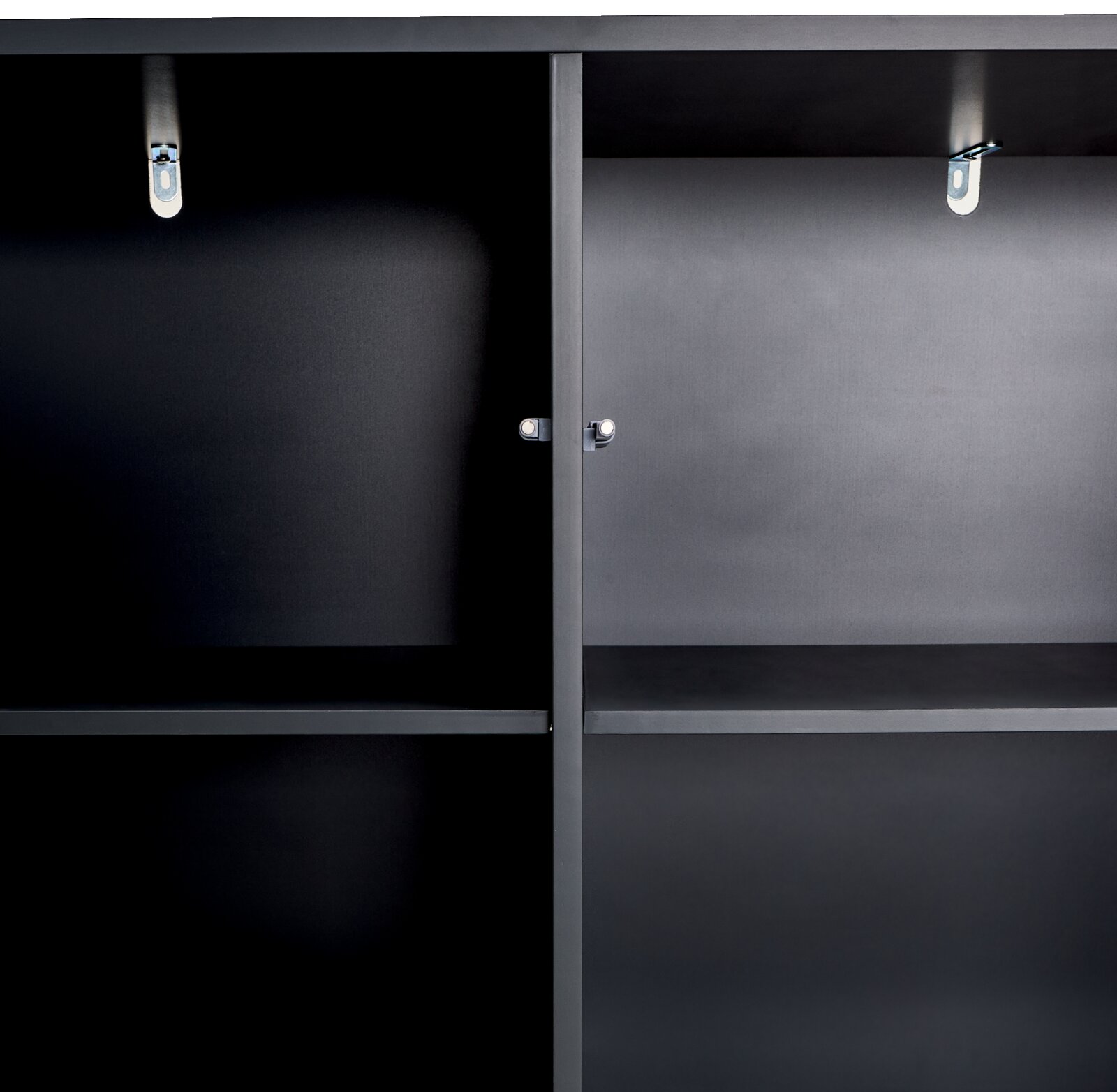 Innenansicht eines schwarzen Highboards mit zwei Regalböden und Metallhaken, frontal betrachtet.