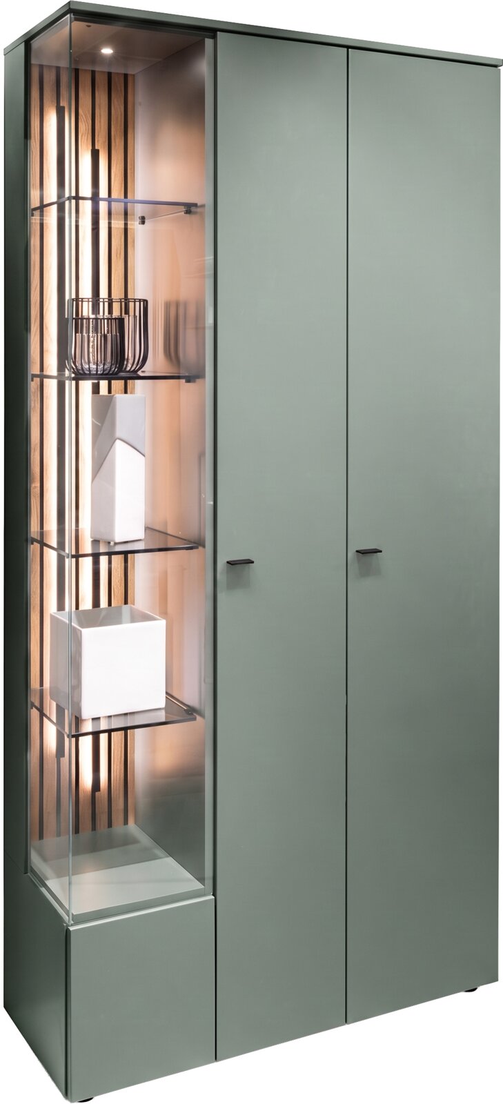 Moderne hoge vitrinekast in mat grijsgroen met twee dichte deuren, een glazen vitrine, glazen legplanken en sfeervolle geïntegreerde verlichting, schuin van voren bekeken.