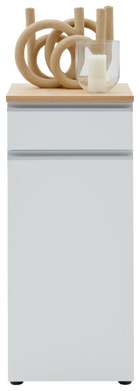 Frontansicht einer weißen Kombi-Kommode mit Holzplatte, dekoriert mit einer modernen Skulptur und einer Kerze in einem Glasgefäß.
