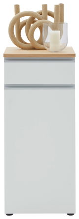 Frontansicht einer weißen Kombi-Kommode mit Holzplatte, dekoriert mit einer modernen Skulptur und einer Kerze in einem Glasgefäß.