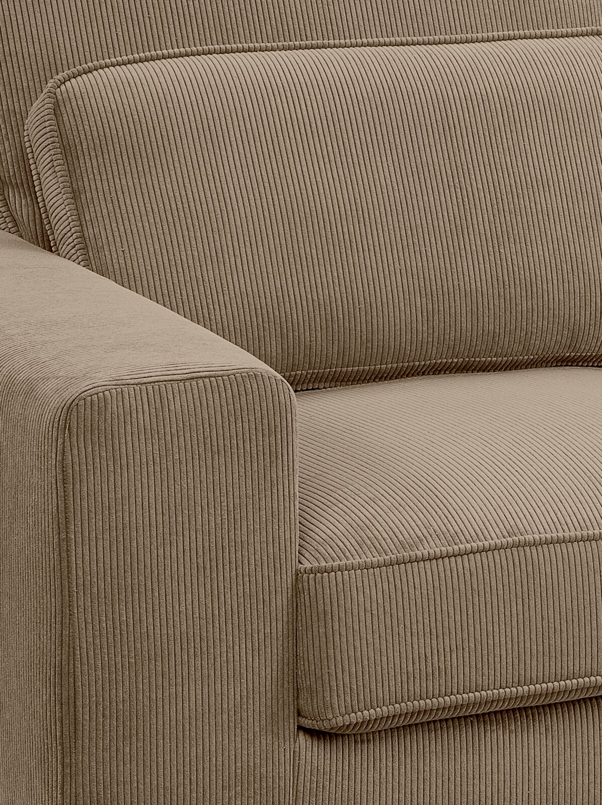 Nahaufnahme eines Sofas in L-Form mit rechtsseitiger Ausrichtung, aus braunem Cordstoff, Perspektive von der Seite.