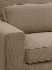 Nahaufnahme eines Sofas in L-Form mit rechtsseitiger Ausrichtung, aus braunem Cordstoff, Perspektive von der Seite.