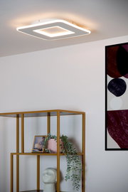 Moderne quadratische Deckenleuchte mit LED-Beleuchtung, von unten betrachtet, in einem stilvoll eingerichteten Raum.