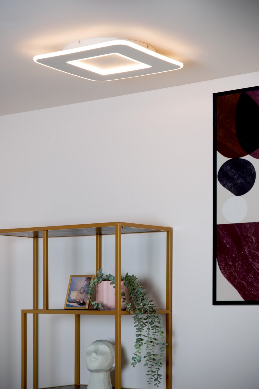 Moderne quadratische Deckenleuchte mit LED-Beleuchtung, von unten betrachtet, in einem stilvoll eingerichteten Raum.