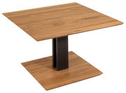 Moderner Couchtisch aus Holz mit quadratischer Tischplatte und schwarzem Mittelfuß, seitliche Perspektive