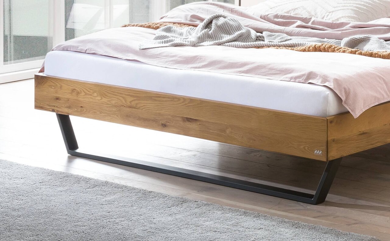 Modernes Bettgestell aus Holz mit Metallbeinen, seitliche Perspektive