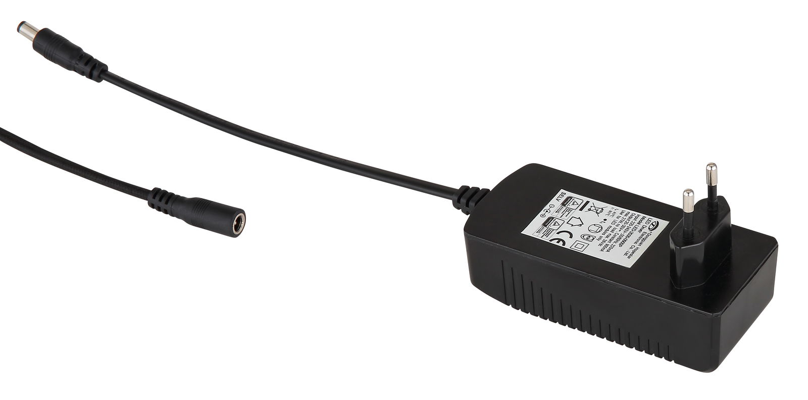 Schwarzes Netzteil mit Kabel und Stecker, seitliche Perspektive