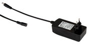 Schwarzes Netzteil mit Kabel und Stecker, seitliche Perspektive