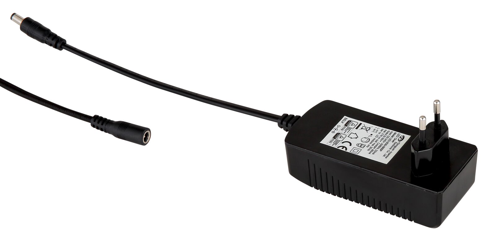 Schwarzes Netzteil mit Kabel und Stecker, seitliche Perspektive