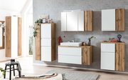 Moderner Hochschrank 65 cm in Holzoptik mit weißen Fronten, Teil eines stilvollen Badezimmersets, seitliche Perspektive