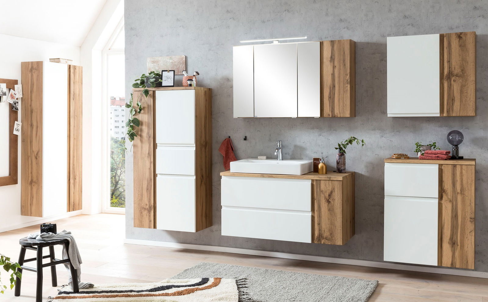 Moderner Hochschrank 65 cm in Holzoptik mit weißen Fronten, Teil eines stilvollen Badezimmersets, seitliche Perspektive