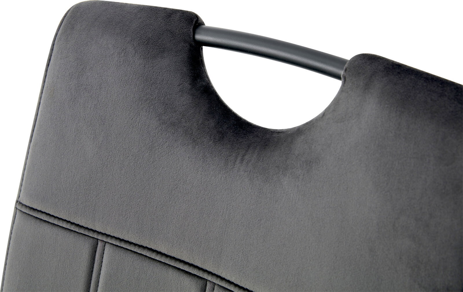 Nahaufnahme der oberen Rückenlehne eines grauen Polsterstuhls mit schwarzem Metallbügel, schräg von hinten/oben fotografiert.