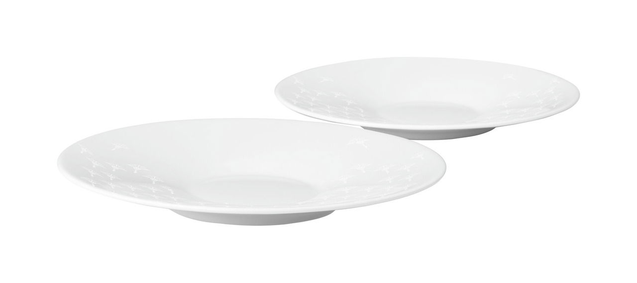 Zwei weiße Untertassen mit dezentem Muster, seitliche Perspektive