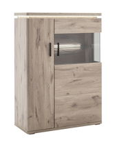 Helles Holz-Highboard mit Glaseinsatz und LED-Beleuchtung, seitliche Perspektive