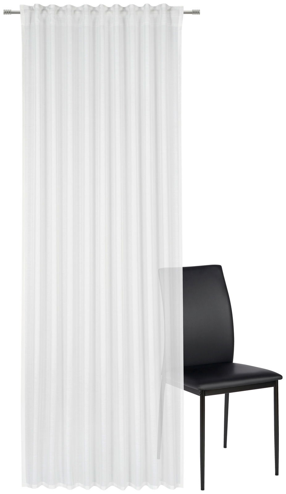 Weißer Fertigvorhang Esposa, frontal fotografiert, neben einem schwarzen Stuhl.