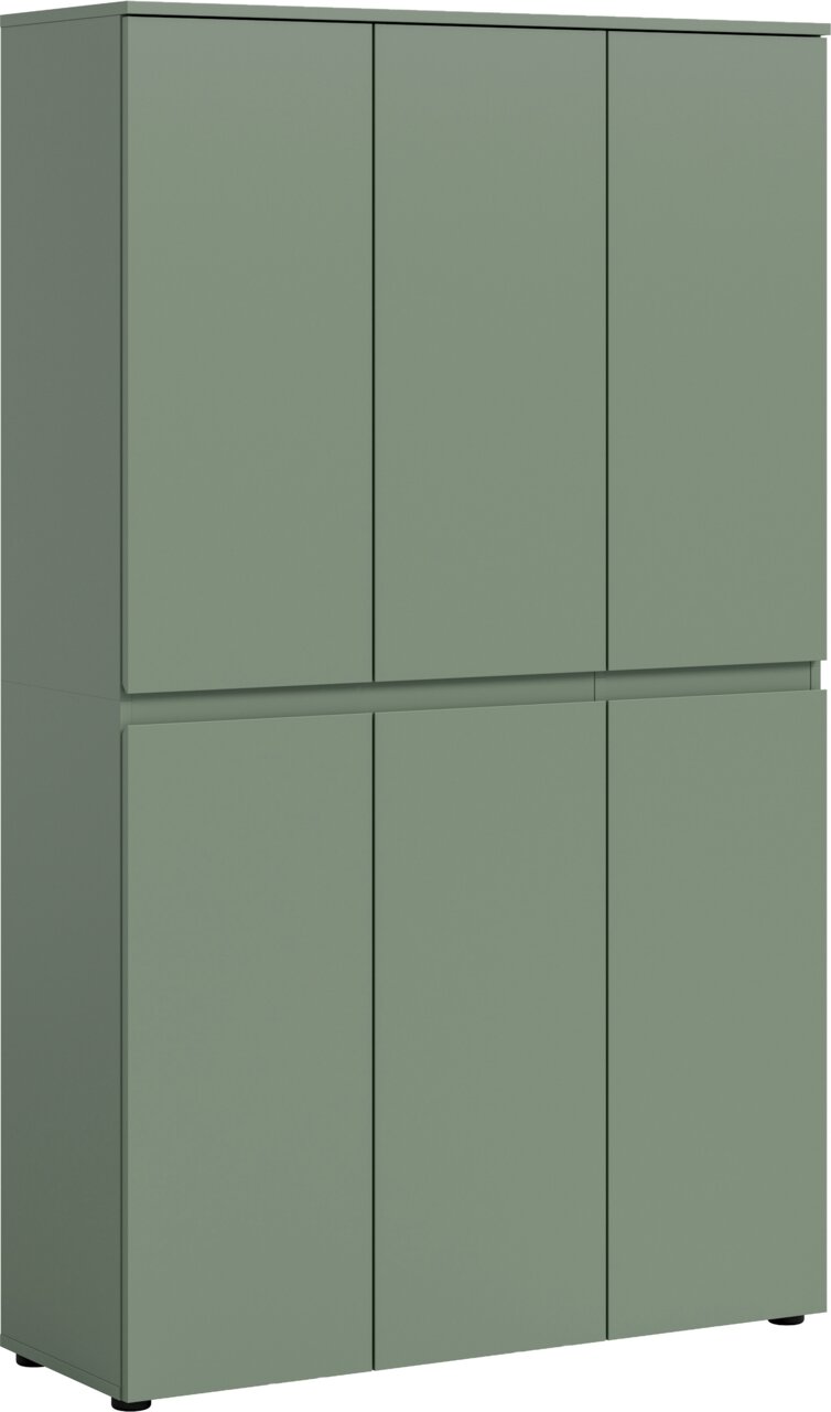 Salbeigrüner, hoher Schrank mit sechs glatten Türen und Sockelfüßen, in leichter Frontansicht mit sichtbarer linker Seite freigestellt.