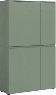 Salbeigrüner, hoher Schrank mit sechs glatten Türen und Sockelfüßen, in leichter Frontansicht mit sichtbarer linker Seite freigestellt.