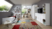 Modernes Schlafzimmer mit Schreibtisch, Bett und Stauraummöbeln in heller, freundlicher Atmosphäre. Perspektive von der Seite mit Blick auf das gesamte Zimmer.