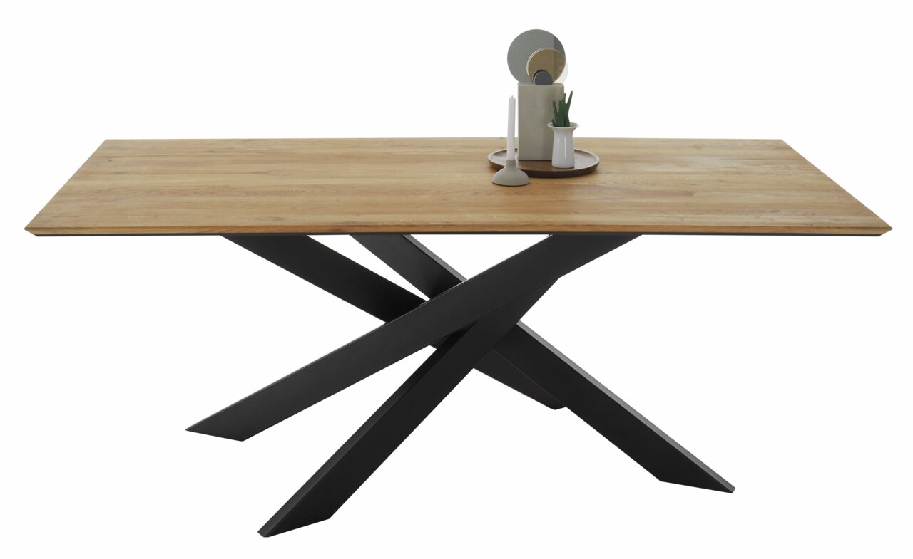 Moderner Esstisch mit Holzplatte und schwarzem, gekreuztem Metallgestell, seitliche Perspektive.