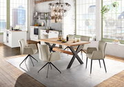 Esszimmer mit modernem Armlehnstuhl-Set um einen Holztisch, Perspektive von vorne.
