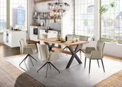 Eetkamer met een set moderne fauteuils rond een houten tafel, gezien van voren.