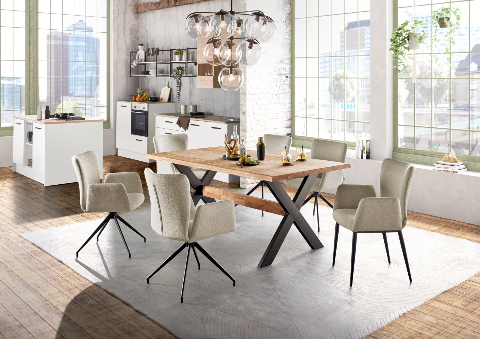 Eetkamer met een set moderne fauteuils rond een houten tafel, gezien van voren.