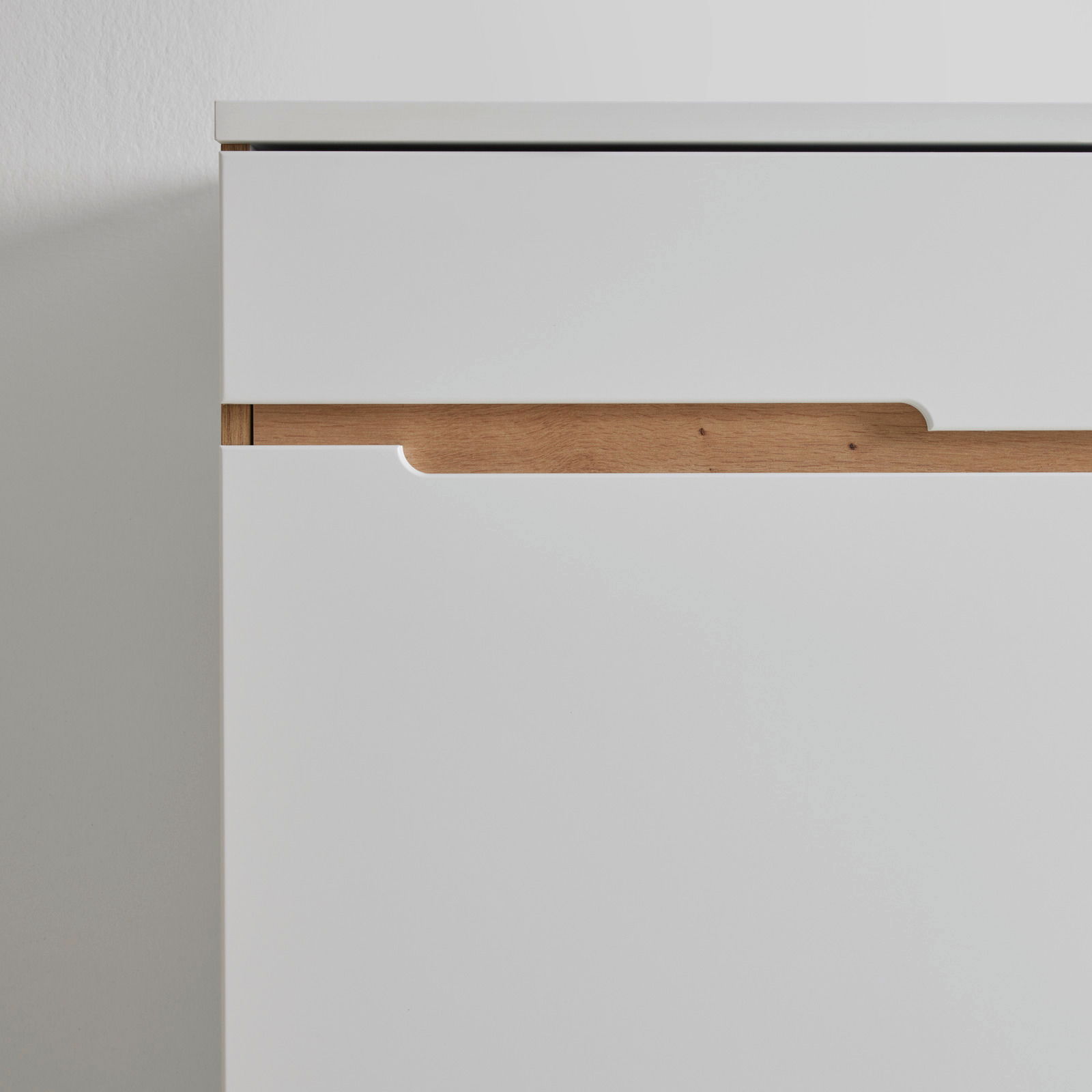 Weiße Kommode mit Holzgriff, seitliche Perspektive