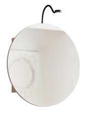 Runder Spiegelschrank mit integrierter Beleuchtung, seitliche Perspektive