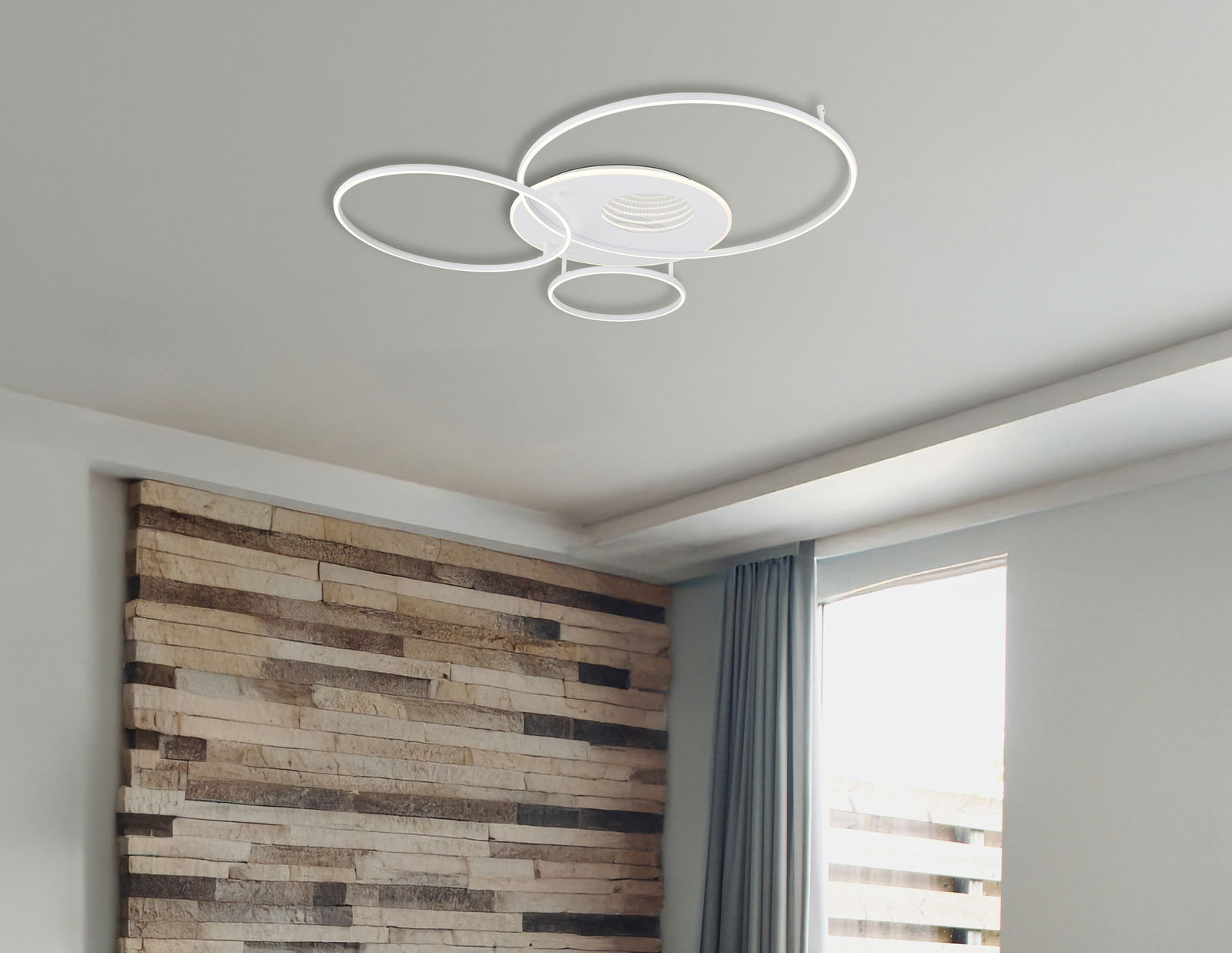 Moderne LED-Deckenleuchte mit kreisförmigem Design, von unten betrachtet.