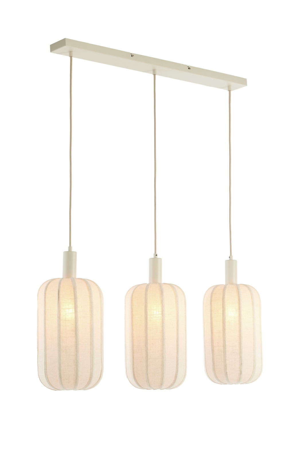 Dreifache Hängeleuchte mit weißen, textilen Lampenschirmen, frontal betrachtet.