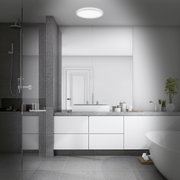 Ronde plafondlamp met geïntegreerde LED-verlichting in een moderne badkamer, gezien vanuit een frontaal interieurperspectief (licht aan)