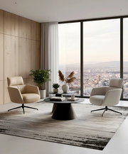 Modernes Wohnzimmer-Setting mit zwei beigen Lounge-Sesseln, rundem schwarzem Couchtisch und großem Panoramafenster mit Stadtblick, fotografiert aus frontaler leicht erhöhter Perspektive