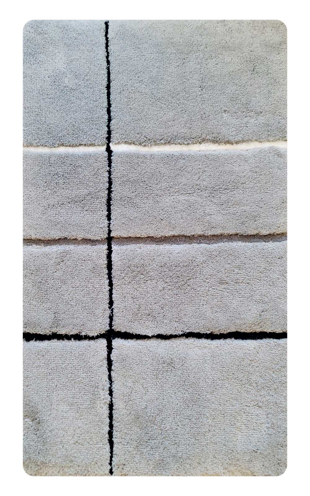 Badteppich 60 x 100 cm mit grauem Muster und schwarzen Linien, Draufsicht