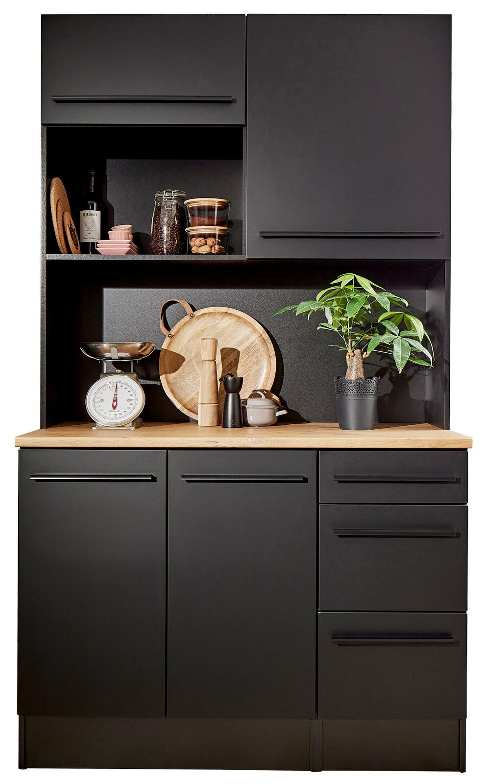 Yourkitchen Buffet-Schrank JAZZ Schwarzer Buffet-Schrank mit Holzarbeitsplatte, dekoriert mit Küchenutensilien und Pflanzen, Frontalansicht.