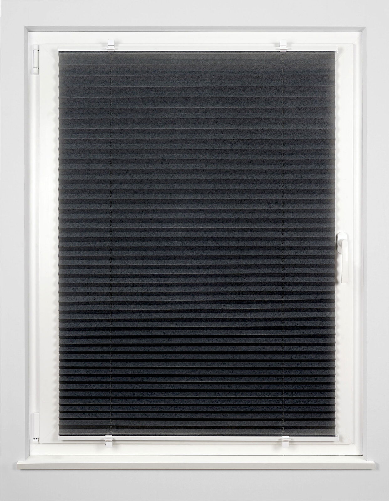 Schwarzes Plissee am Fenster, frontale Ansicht