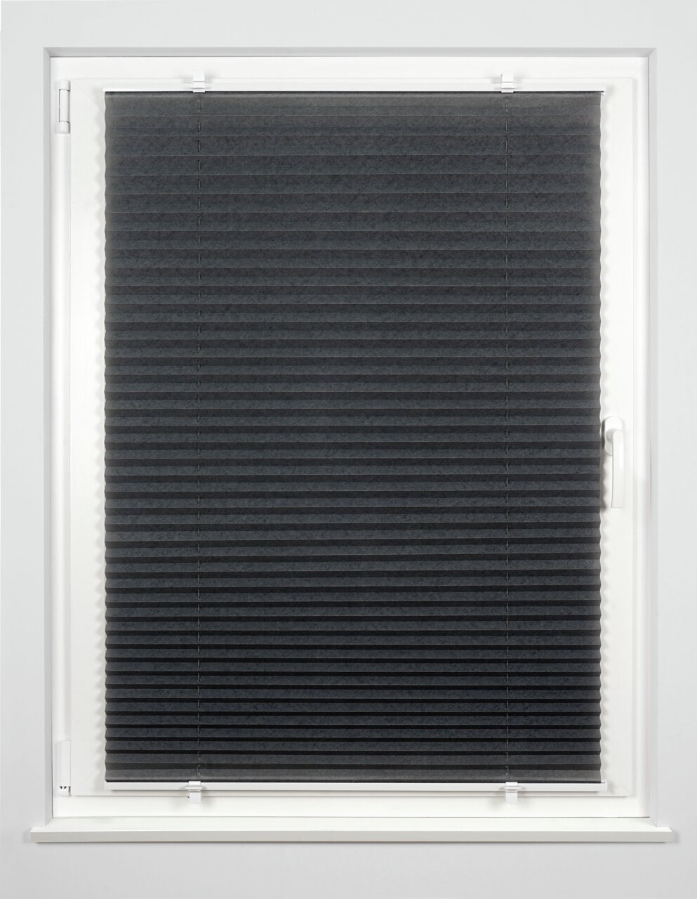 Schwarzes Plissee am Fenster, frontale Ansicht