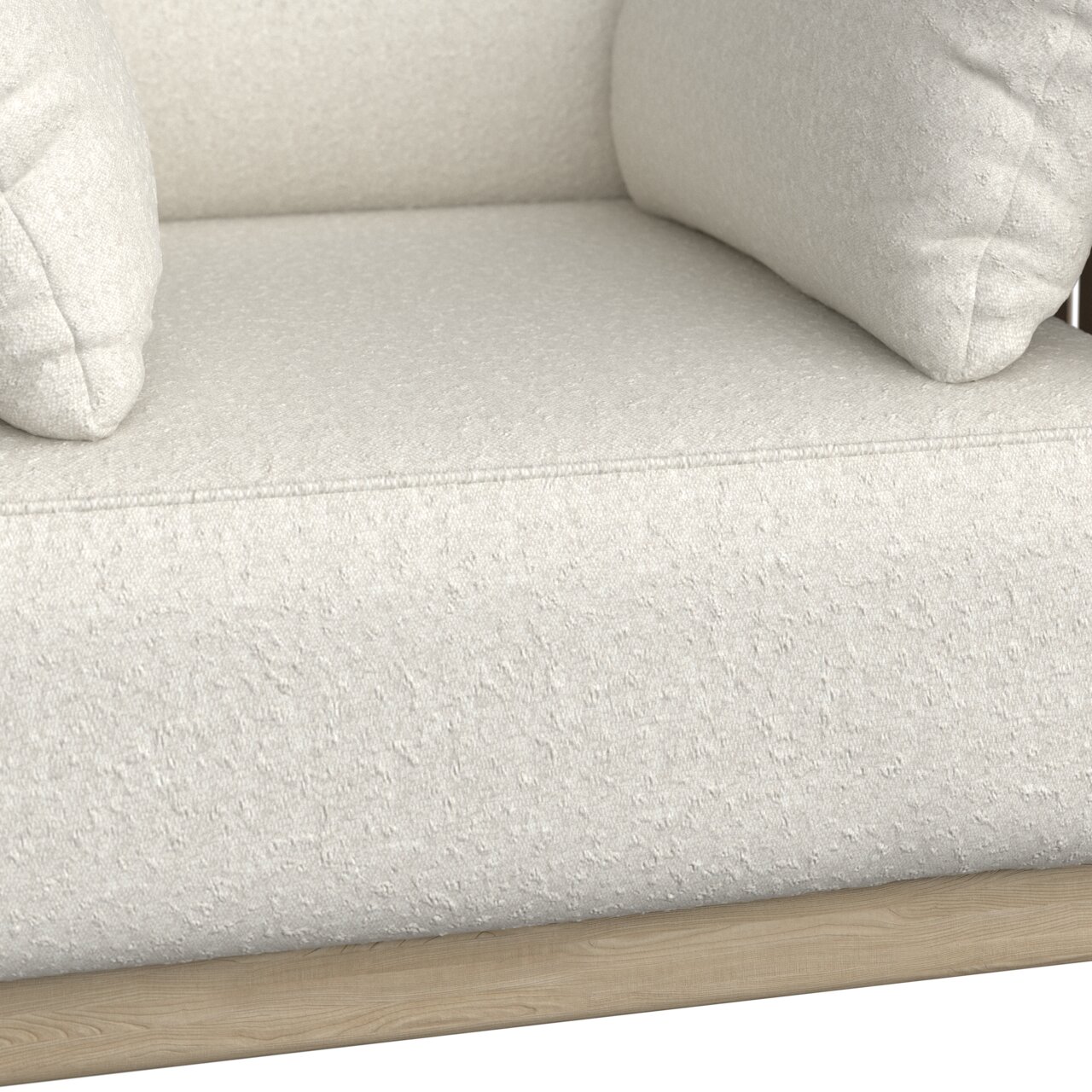Close-up van een crèmekleurige loungestoel met zachte bekleding en een houten frame, gezien vanaf de zijkant