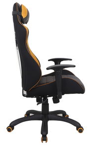 Seitliche Ansicht eines Gaming Stuhls mit schwarzem und orangefarbenem Design, verstellbaren Armlehnen und Kopfstütze.