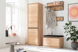 Moderner Eingangsbereich mit einem hohen Garderobenschrank aus Holz, einer Garderobenbank mit schwarzem Sitzpolster und einer Wandgarderobe mit Haken, frontal betrachtet.