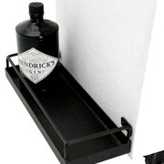 Nahaufnahme eines Barwagens mit einer Flasche Gin auf einem schwarzen Metallregal, seitliche Perspektive.