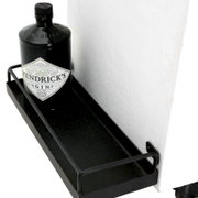 Close-up van een barwagen met een fles gin op een zwart metalen rek, gezien vanuit de zijkant.