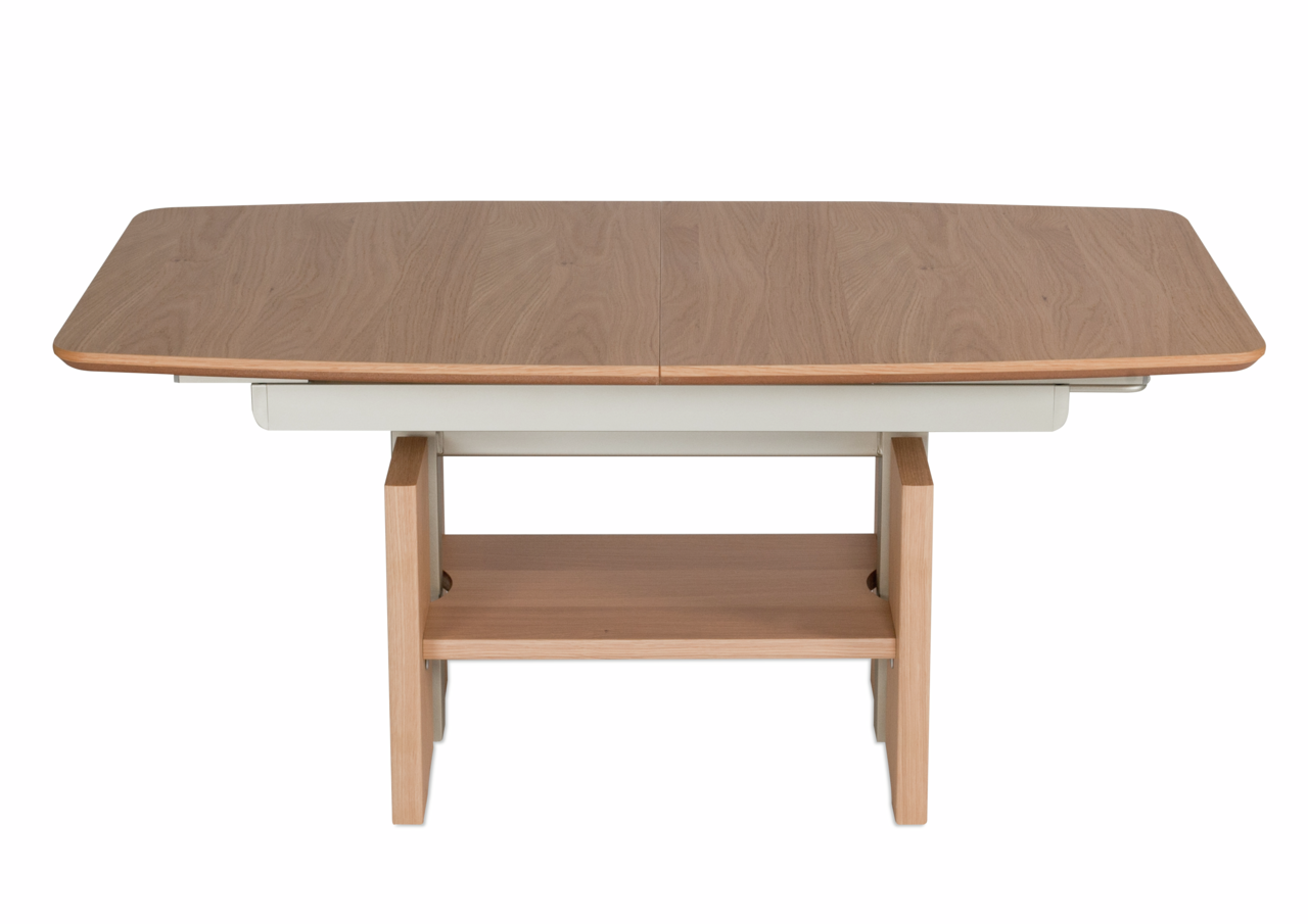 Moderner Couchtisch aus Holz mit rechteckiger Tischplatte und zusätzlicher Ablage, Frontalansicht.