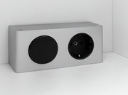 Silberne Steckdose mit schwarzer Abdeckung, seitliche Perspektive