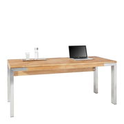 Moderner Schreibtisch aus Holz mit Metallbeinen, seitliche Perspektive, mit Laptop und Wasserglas darauf.