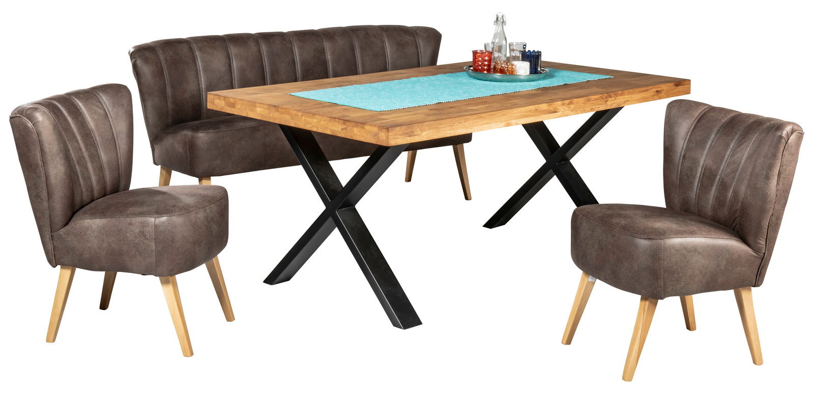 Essgruppe mit rechteckigem Holztisch und X-förmigen Metallbeinen, umgeben von zwei braunen Sesseln und einem braunen Speisesofa, aus der Perspektive von vorne.