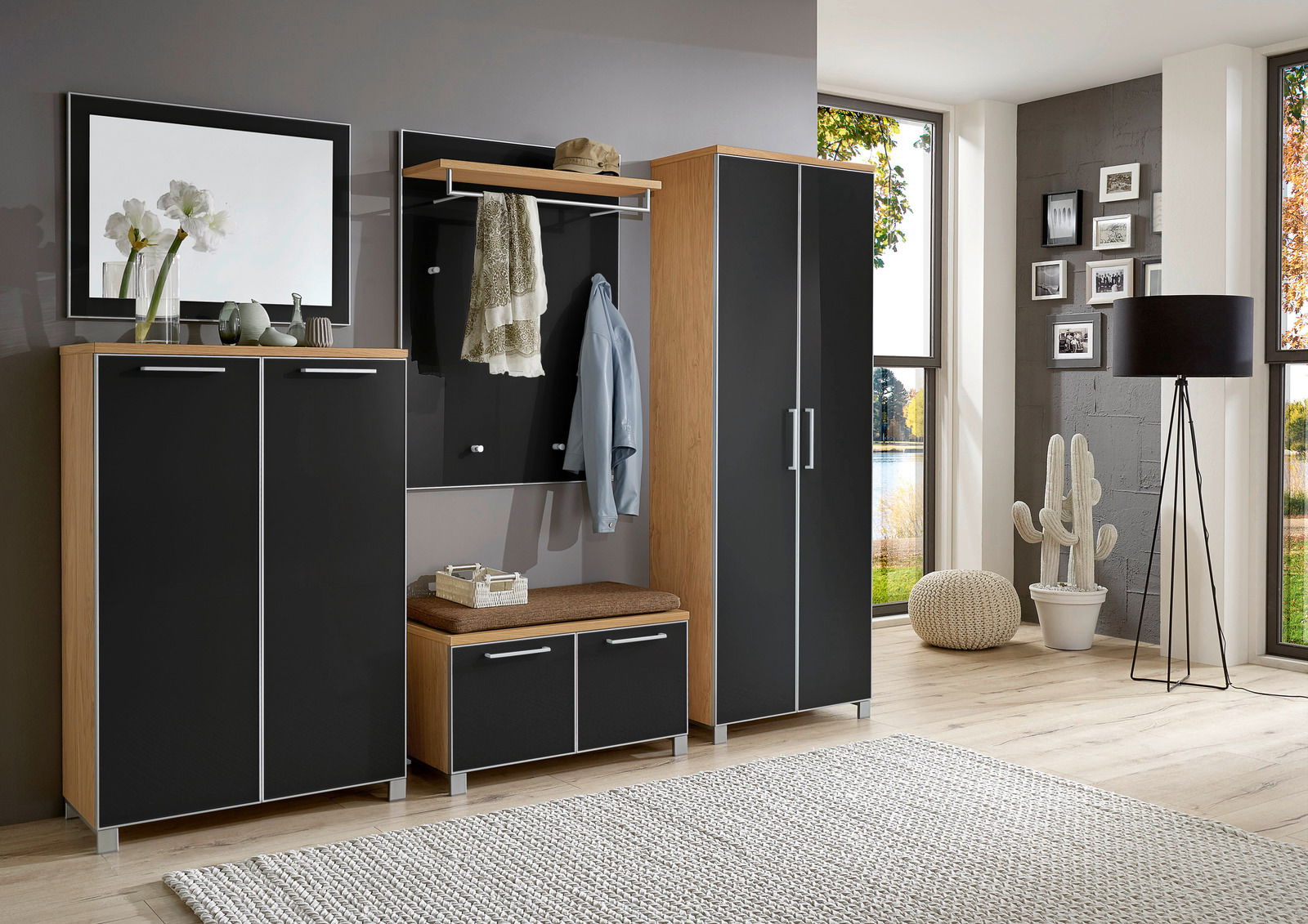 VOSS Garderoben-Set 6-tlg. SANTINA Modernes Garderoben-Set in Holzoptik mit schwarzen Fronten, bestehend aus Schrank, Sitzbank, Spiegel und Hakenleiste, seitliche Perspektive.